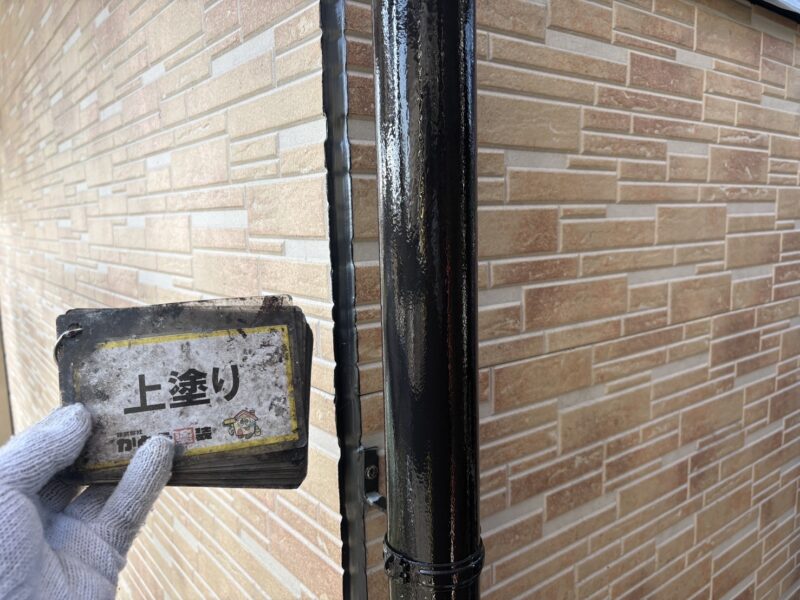 雨樋の上塗りの様子です。