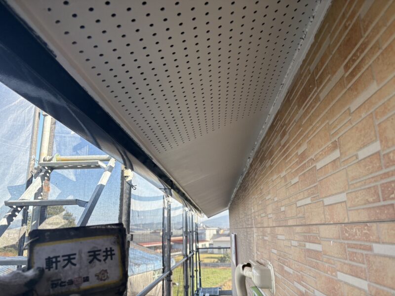 明るいどんな色にも馴染みやすいライトグレーで塗装しています。