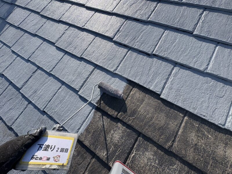 屋根材が劣化していて、塗料の吸い込みが激しいので下塗り2回目をおこないます。