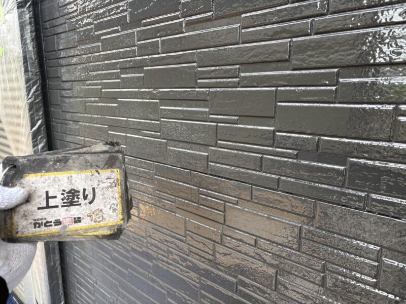 上塗りのクリアー塗装で、外壁表面を保護し、耐久性を向上させます。