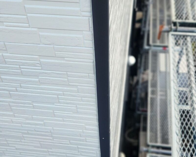 外壁の出隅に板金を取り付けます。