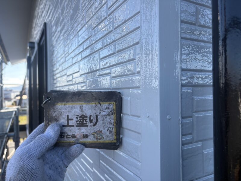 外壁の色に合わせて塗装しています。