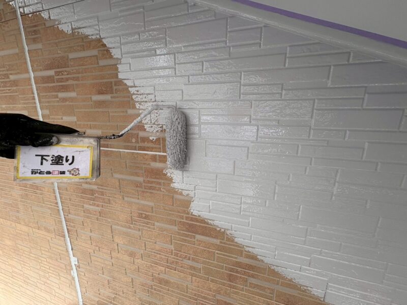 2階部分の下塗りの様子です。
