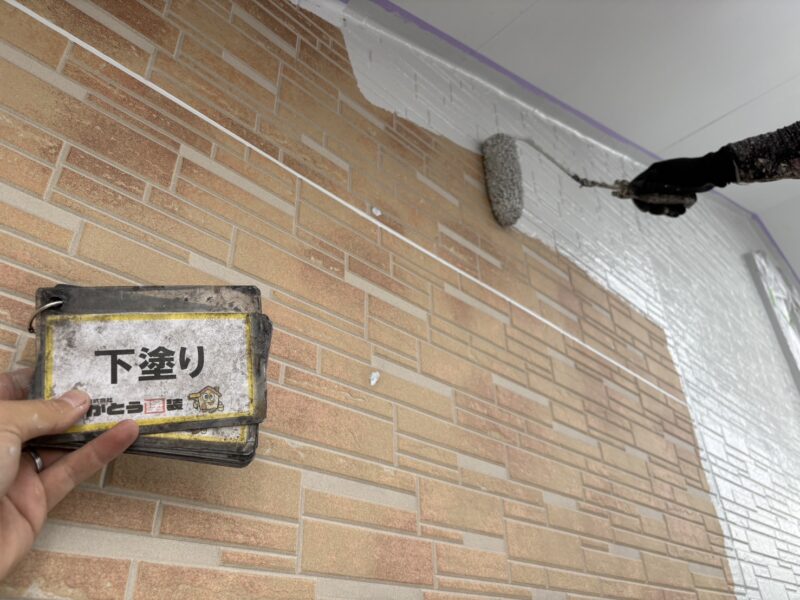 白に近い明るいパールグレーで塗装しています。