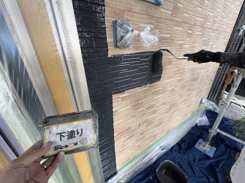 1階と2階で色分けをし、塗装をおこなっていきます。<br />下塗りの様子です。