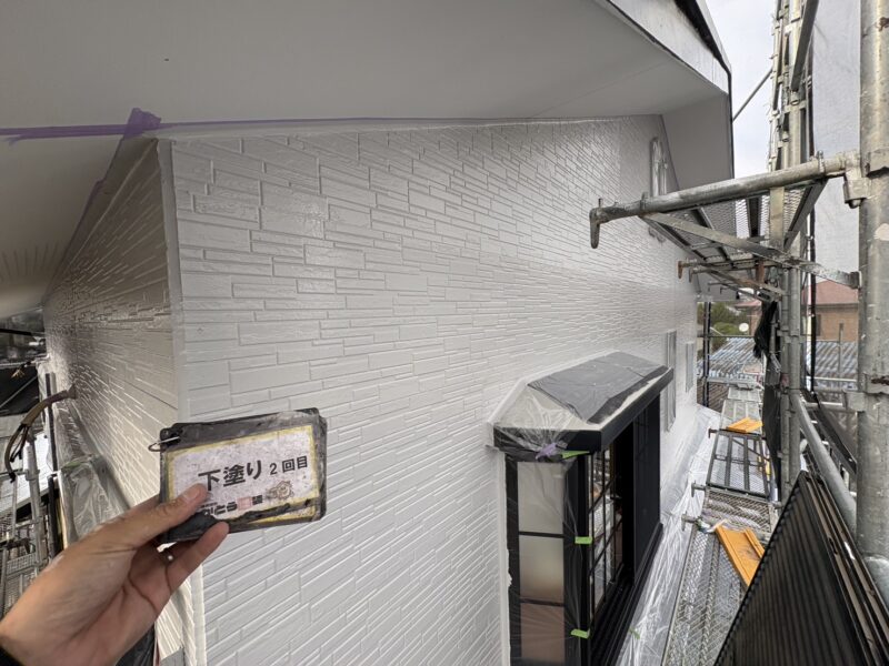 塗料を塗り重ねることで、強靭な塗膜を形成します。