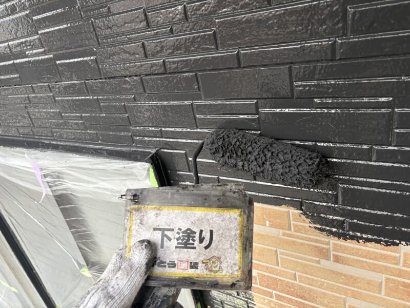 1階部分は、引き締まった印象になる明度を抑えた黒すぎないグレーブラックで塗装しています。