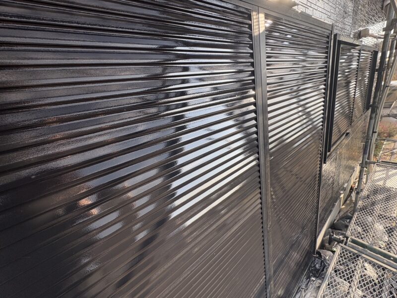 どの角度から見ても輝きを放つ、まるで鏡面のような仕上がりです。