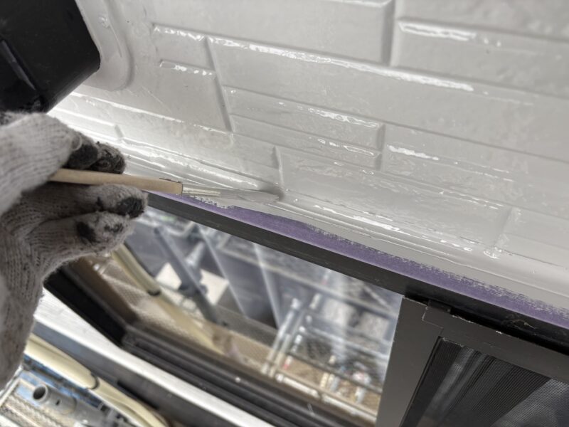 サッシ周りはハケを使い、丁寧に塗り残しがないようにします。