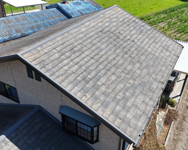 ドローンで屋根全体を撮影しています。<br />経年劣化による色褪せ、塗膜がほとんどない状態でした。