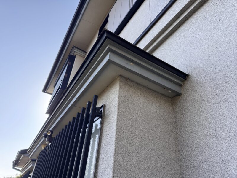 外壁はモルタルで全体的に汚れがびっしりと付着していました。