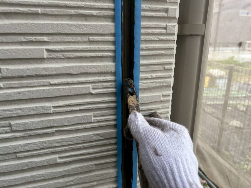 ヘラで押さえ密着性を高めます。