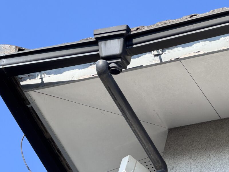 雨樋が完全に外れていて、これでは雨水を地面まで流すことができません。