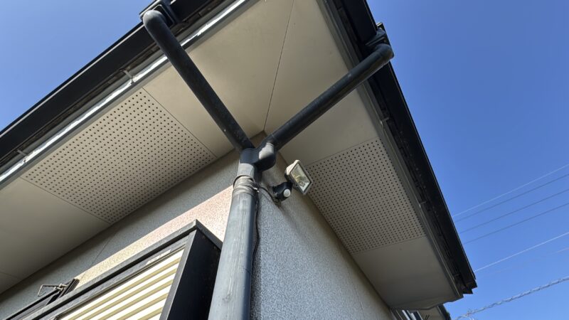 軒天も白さは失われ、黒く汚れてしまっていました。