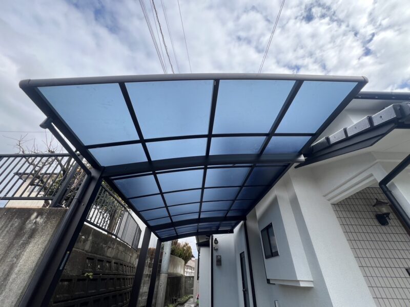 駐車場の屋根は穴が開いていたりと劣化していましたので、新しいものと交換しています。