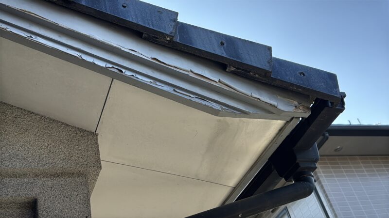 破風は端の方から剥がれ、めくれあがっていました。<br />
塗装後、板金工事をおこないます。