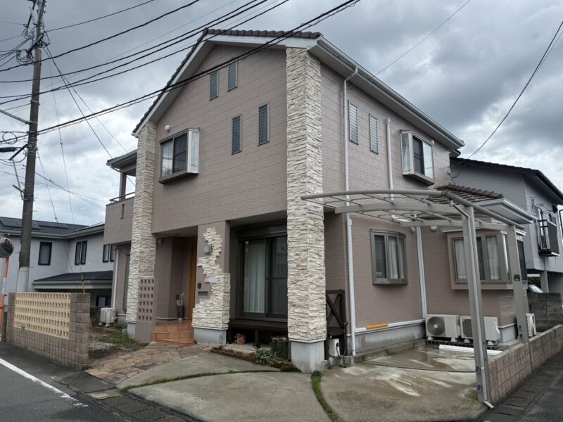 高級感と重厚感のある張り石が良いアクセントになり、自然な風合いをプラスしてくれています。