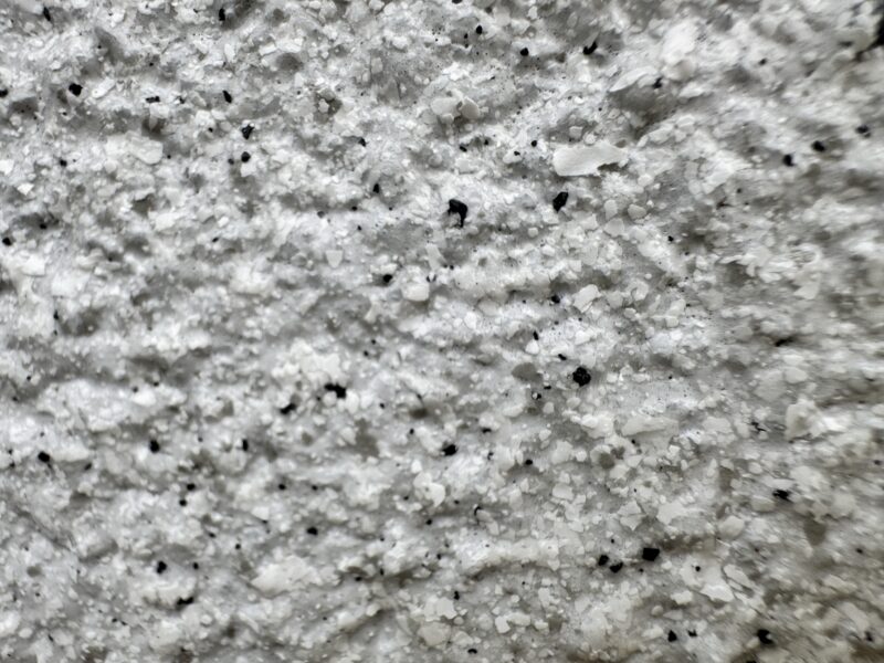 まるで本物の天然石かのような雰囲気が演出できる塗料を使用し、立体的な仕上がりを実現しました。