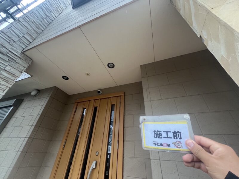 軒天や天井は湿気が溜まりやすく、カビや腐食が発生しやすいので塗装で耐久性と美観を向上させます。