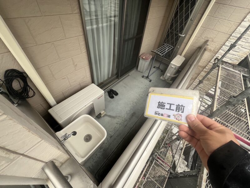 バルコニーは防水工事えおおこないます。<br />
作業にあたり、室外機やごみ箱などは浮かせたり、移動させます。