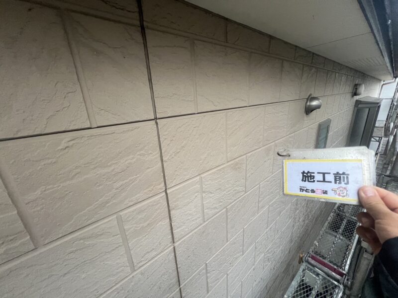 外壁は全体的に色褪せ、目地の黒ずみが目立っていました。