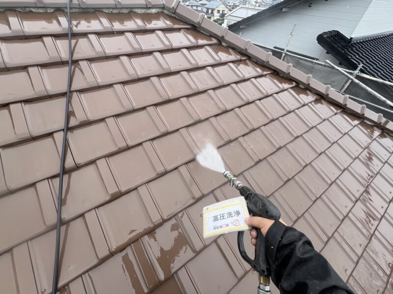 屋根は今回塗装しませんが、洗浄し綺麗にしておきます。