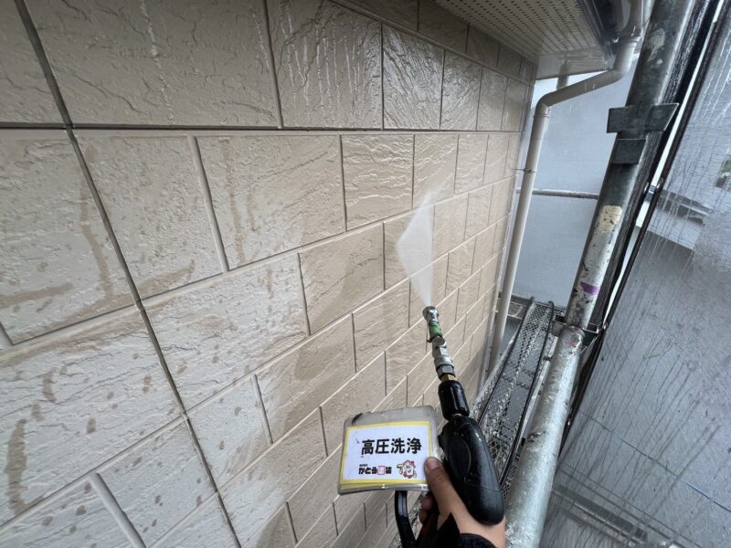 外壁の高圧洗浄の様子です。