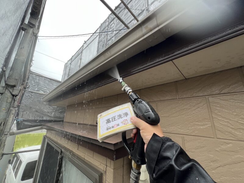雨樋・鼻隠しの高圧洗浄の様子です。