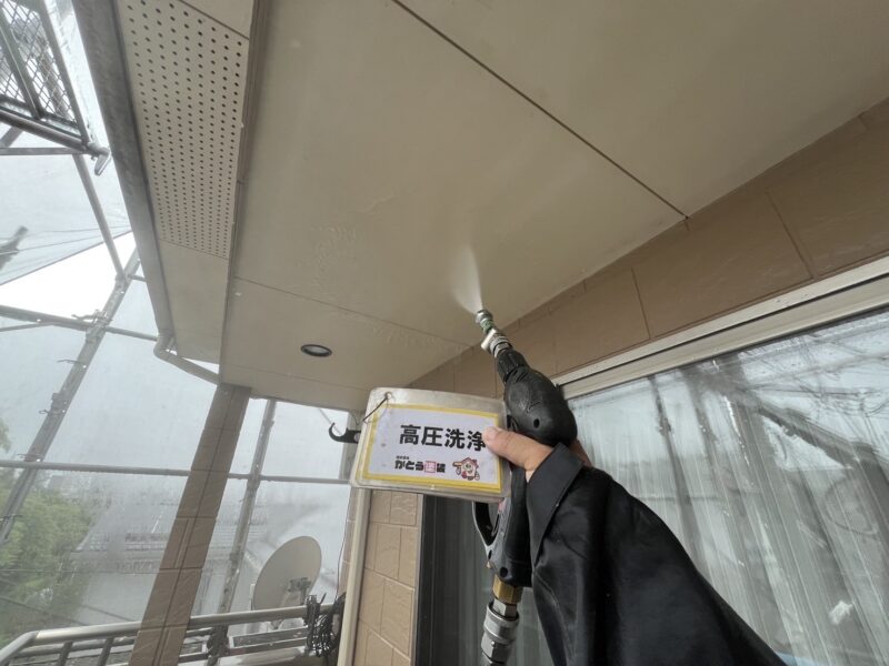 軒天・天井の高圧洗浄の様子です。