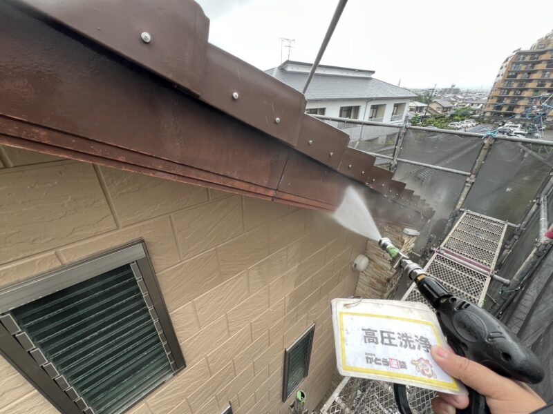 破風の高圧洗浄の様子です。