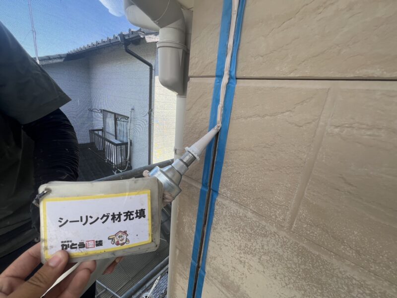 高耐久のシーリング材を目地にたっぷりと充填します。
