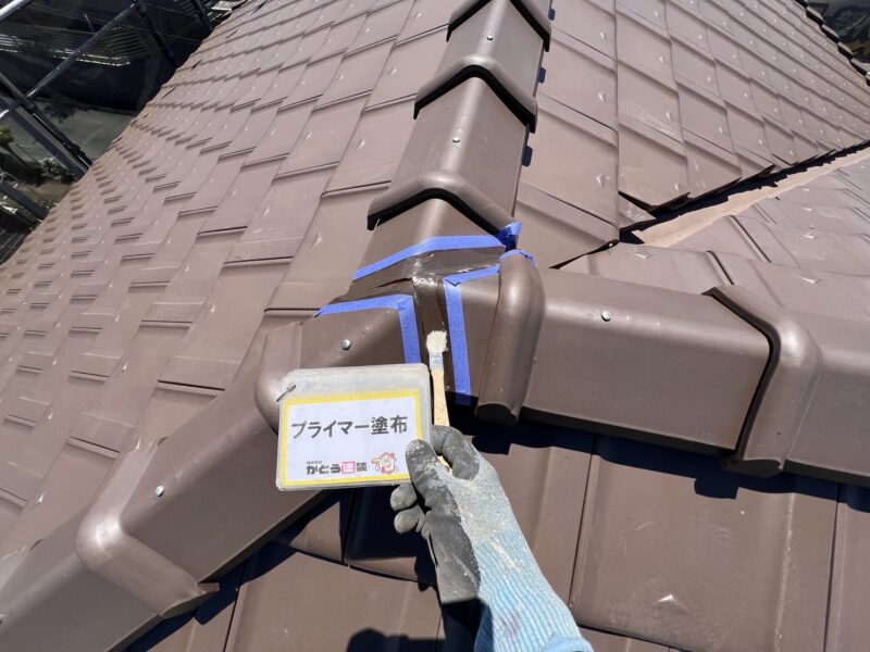 プライマーを塗布し、密着性を高めます。