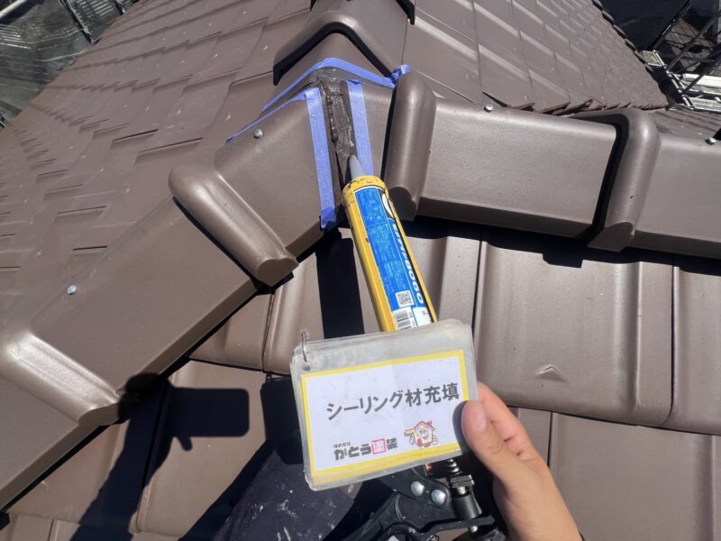 新しいシーリング材で埋めていきます。