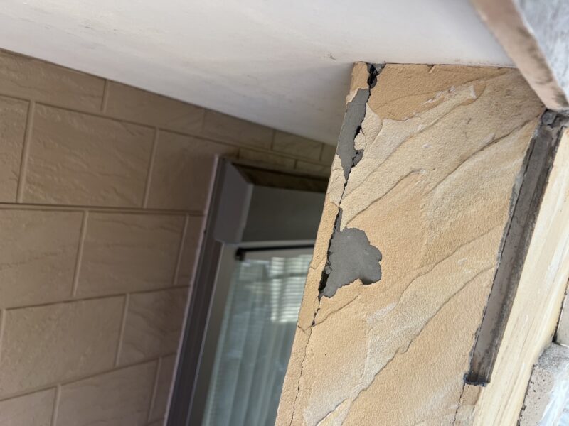 反対側には、剥がれているところもありました。