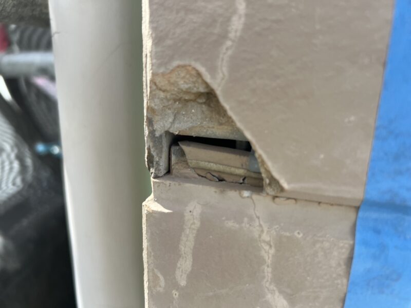 外壁の欠け部分は、まず汚れやサビを落とします。