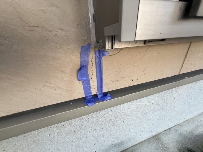 サッシ周りのひび割れも補修します。