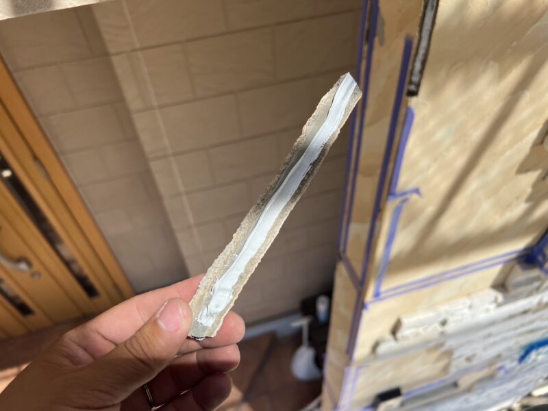 コーキング材や補修材を使用し、早急に補修した方が安心です。