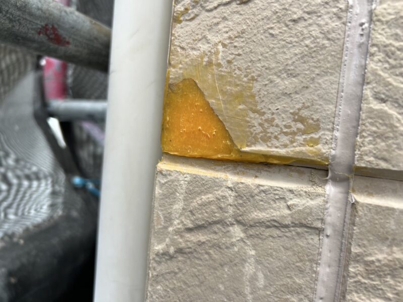 表面を整えて補修完了です。<br />
弾性力が半永久的に持続する高耐久性のものです。