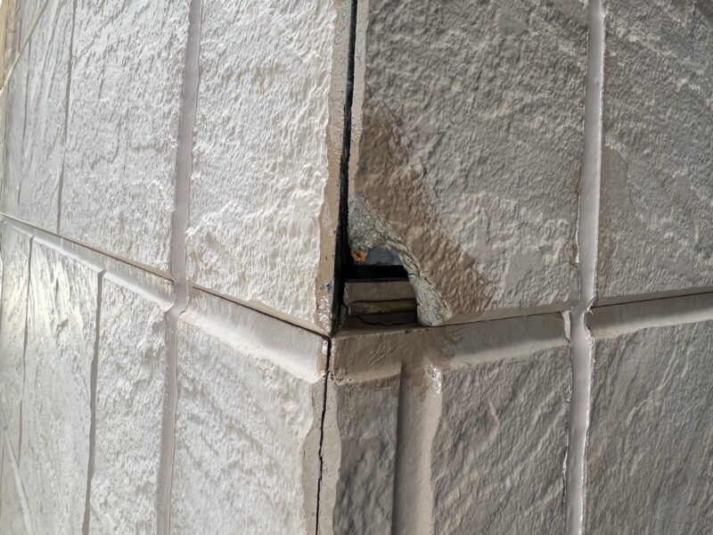 外壁の一部が欠けていて、内部が見えている状態でした。<br />
補修後、塗装をおこないます。