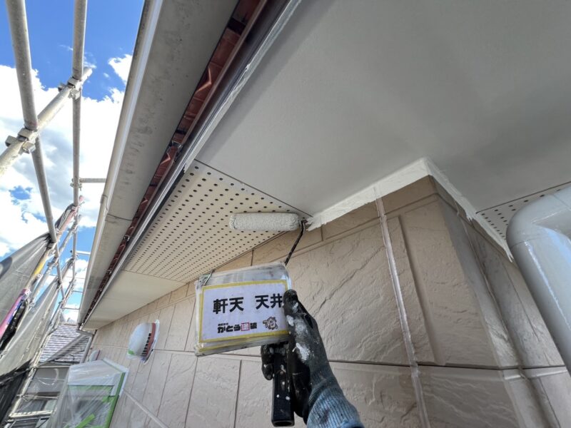 軒天の塗装の様子です。