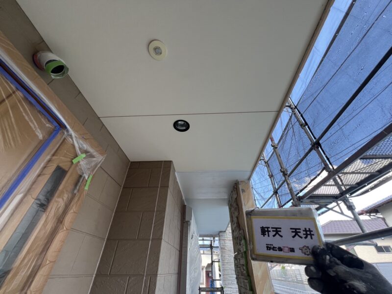 毎日目に入る玄関周りの天井の塗装の様子です。