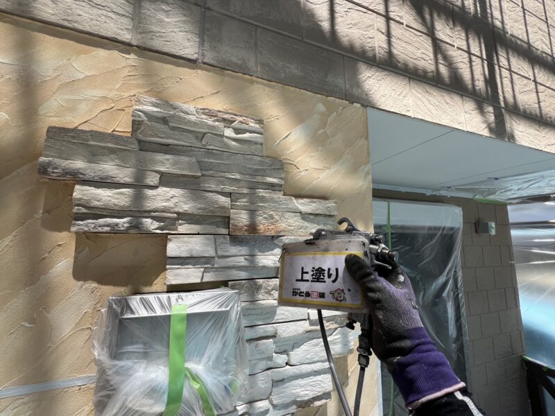 張り石の上塗りの様子です。<br />
クリアー塗装で仕上げています。