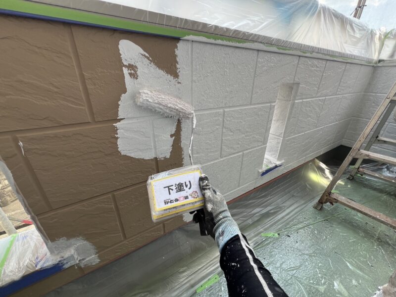 バルコニー内壁も外壁と同じ塗料で塗り替えていきます。