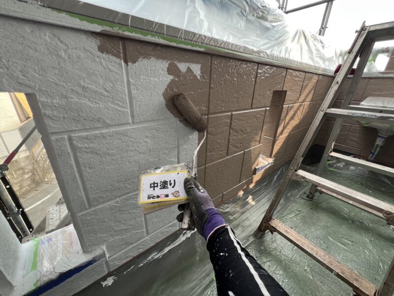 下塗り同様、均一にムラなく施工していきます。