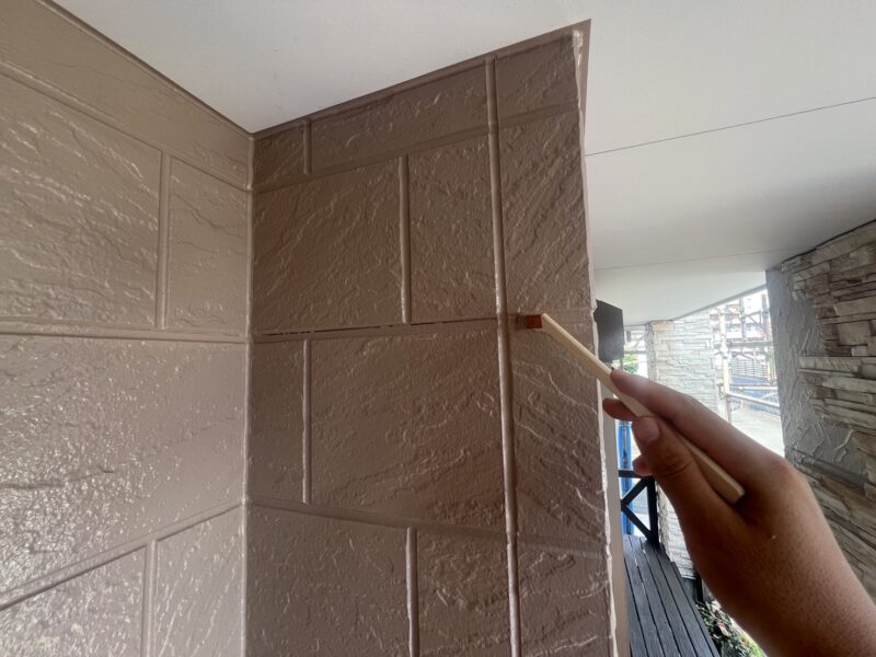 タッチアップの様子です。<br />
塗り残し箇所の手直しをしています。