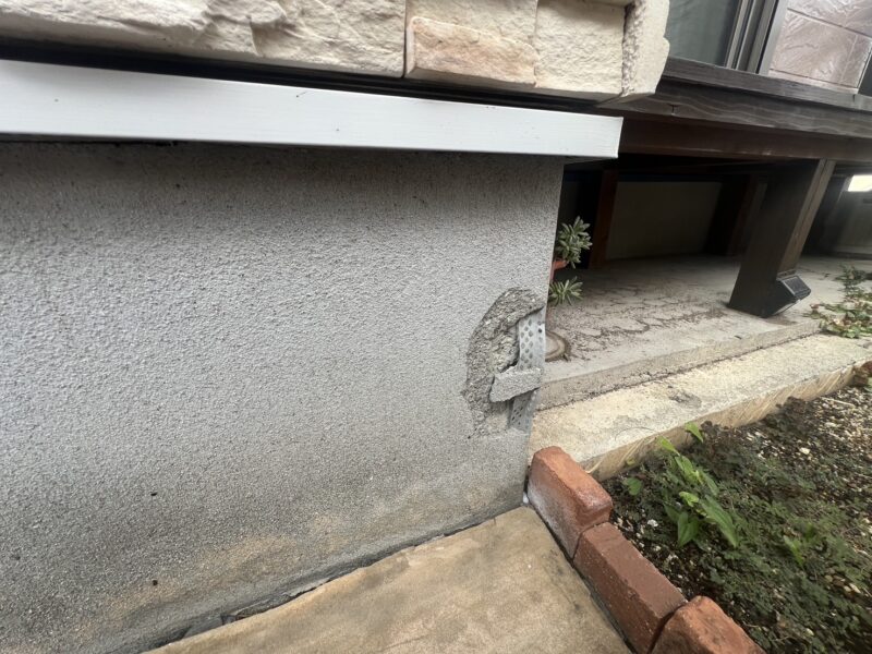 基礎には一部破損している箇所がありました。<br />
地震や衝撃が加わるとこのように破損することがあります。