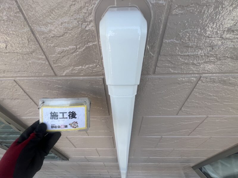 室外機カバーは、一旦取り外し塗装後に元の位置に戻しています。