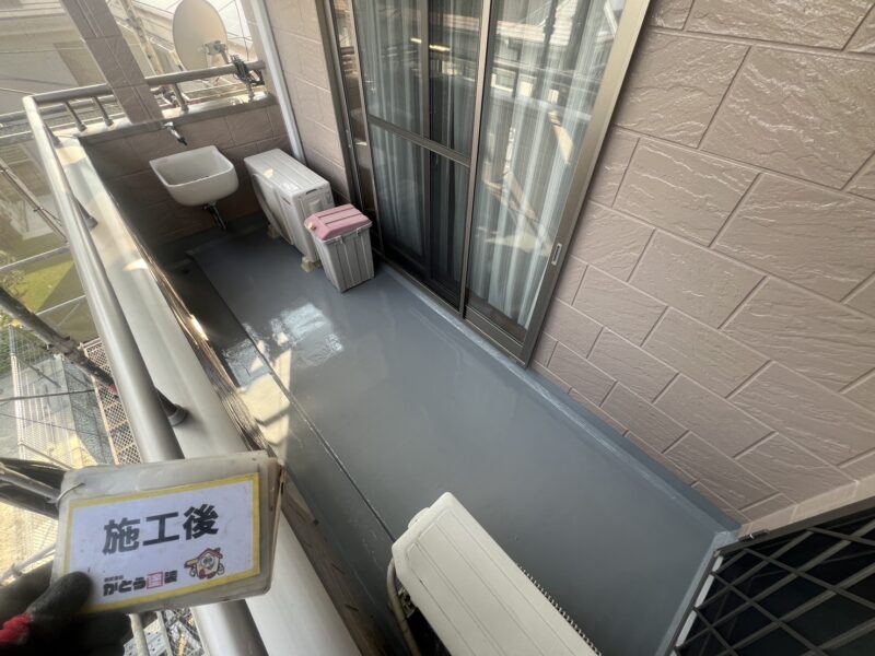 バルコニーは紫外線や摩擦から守るため、表面をトップコートで仕上げ保護しています。