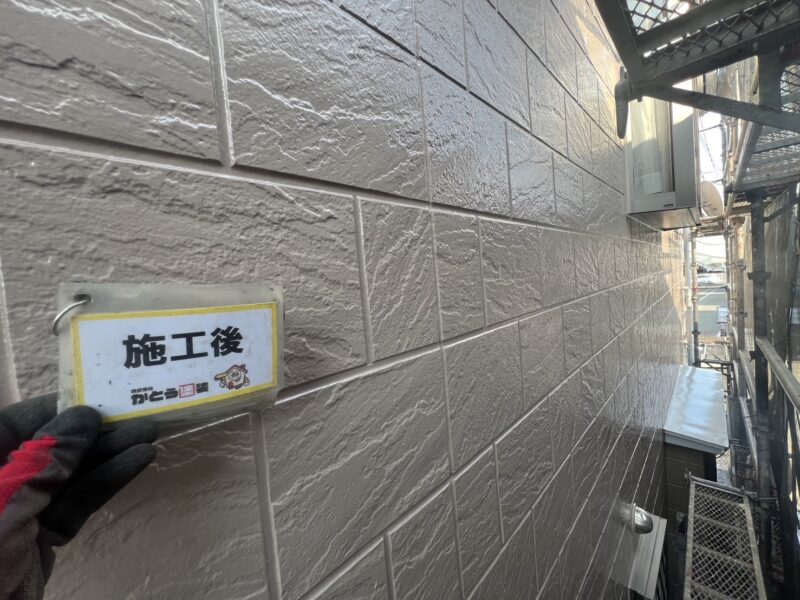 セルフクリーニング機能のある無機塗料で艶ありで施工しています。<br />
ギラギラしすぎない優しい輝きです。<br />
