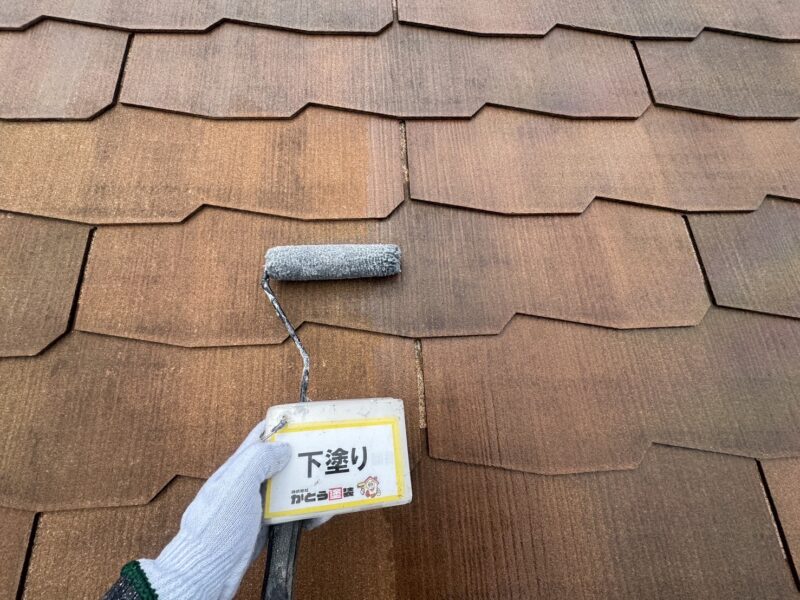 従来の塗料と比べて、紫外線をブロックし、安定した付着性を維持することができる下塗り材を使用しています。